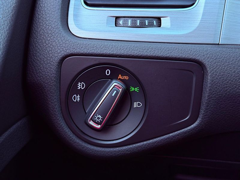 Volkswagen Golf 1.6 TDi DSG Highline, Navi - fotka 23 z 28