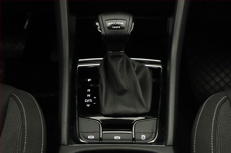 Škoda Karoq (2024) Fresh 2.0 TDI - fotka 10 z 18