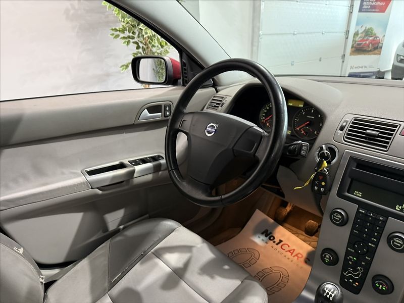 Volvo V50 2,0   D 100KW KRÁSNÝ STAV TZ - fotka 13 z 19