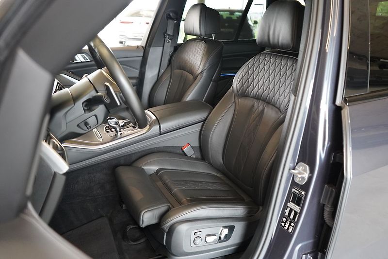 BMW X5 M50d, M Professional, Masáž - fotka 23 z 57