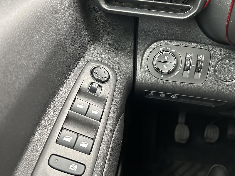 Opel Combo 1.5 CDTI Smile 7 Míst - fotka 25 z 29