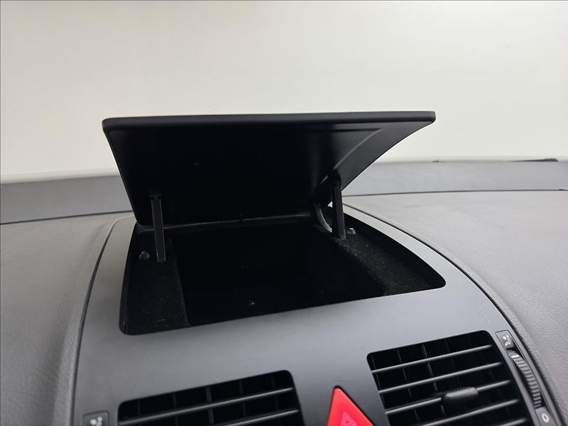 Volkswagen Touran 1,6 i 75kW AC NOVÉ PRAHY APOD. - fotka 13 z 29