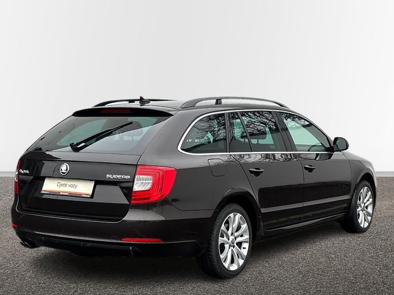 Škoda Superb AMBITION DSG - fotka 2 z 25