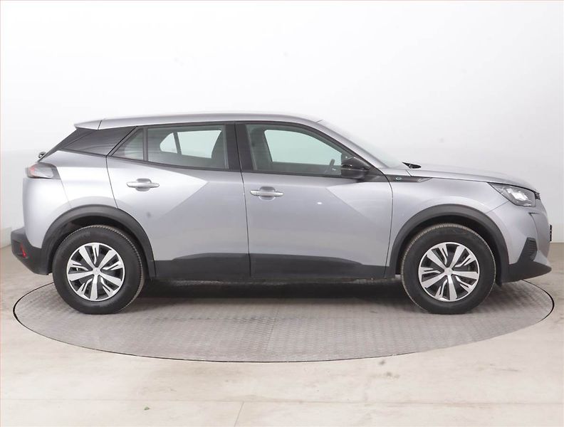Peugeot 2008 (2023) Active Pack 50 kWh, SoH 97% - fotka 6 z 18