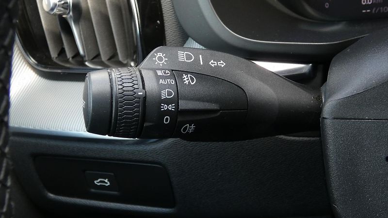 Volvo XC60 B4 mHEV AWD Plus Dark - fotka 10 z 22