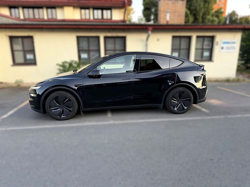 Tesla Model Y (2025) - fotka 2 z 8