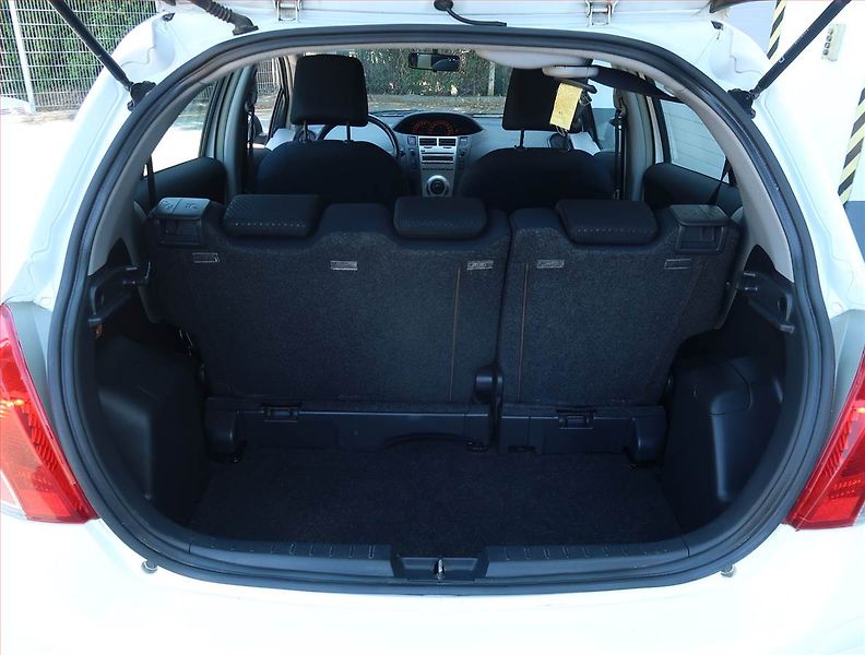 Toyota Yaris (2010) 1.0 VVT-i, Serv.kniha - fotka 13 z 15