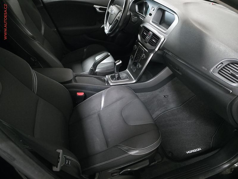 Volvo V40 (2015) 2.0d, Xenon, AC - fotka 12 z 16