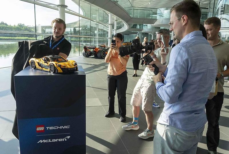 Replika McLarenu P1 v reálné velikosti se skládá z 342 817 dílků, váží přibližně 1220 kilogramů.