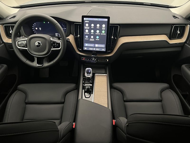Volvo XC60 T6 AWD DARK PLUS AUT - fotka 2 z 48