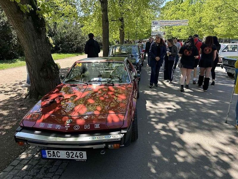 Kolonádu ovládla italská auta, na náměstí se dala ochutnat jihoevropská jídla.