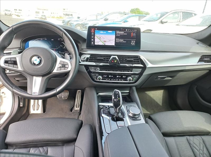 BMW Řada 5 530d Touring xDrive M-paket - fotka 7 z 26