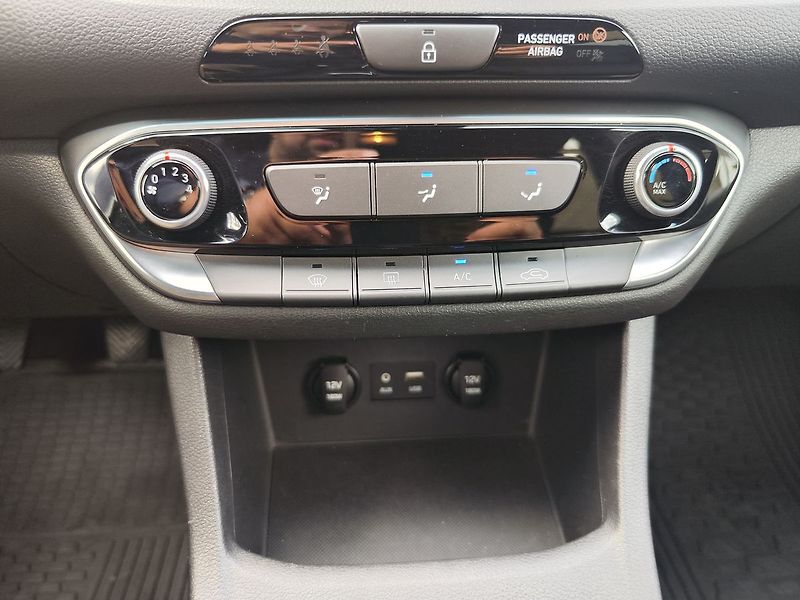 Hyundai i30 1.4 T-GDI/103kW Trikolor Kom - fotka 16 z 32