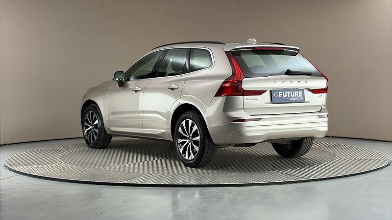 Volvo XC60 2.0 B4 AUT AWD Core - fotka 2 z 28