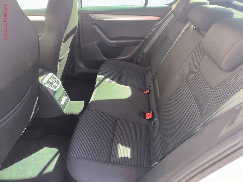 Škoda Octavia (2015) 1.6TDi, ČR, AC, výhřev sed. - fotka 10 z 17