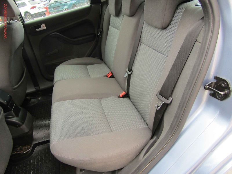 Ford Focus (2007) 1.6i, ČR, AC - fotka 10 z 16