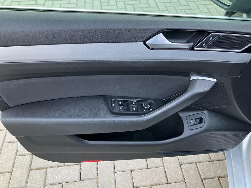 Volkswagen Passat Variant (2020) 2.0TDI 110kW DSG EL.TZ,NAVI - fotka 18 z 28