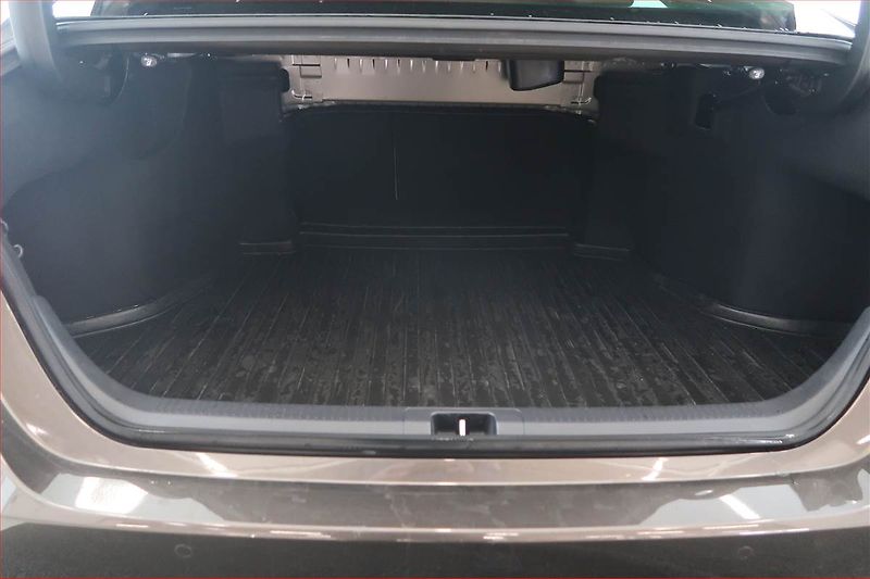 Toyota Camry (2021) 2.5 Hybrid - fotka 14 z 19