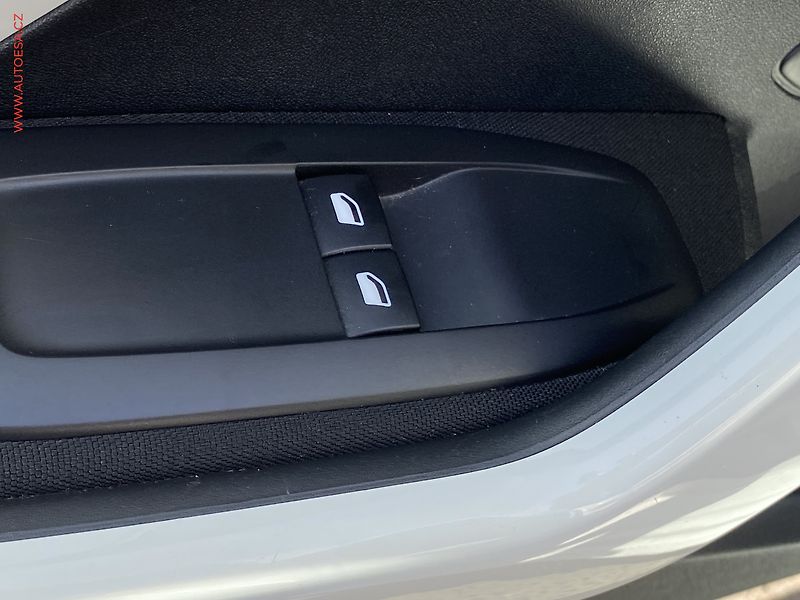 Peugeot 208 (2016) 1.0 PT, AC, tempo - fotka 11 z 15