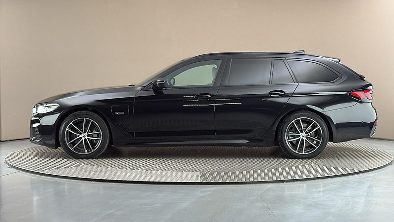 BMW Řada 5 530e AUT xDrive M-paket Tourin - fotka 4 z 30