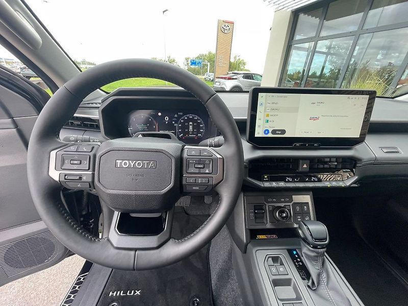 Toyota Hilux 2.8D automat Invincible - fotka 16 z 29