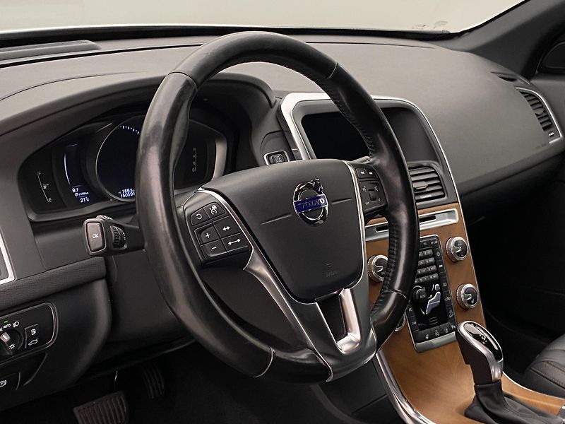 Volvo XC60 D4 AWD MOMENTUM REZERVACE - fotka 18 z 43