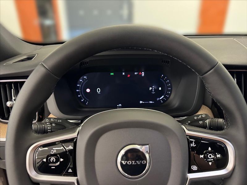 Volvo XC60 2,0  B5 Plus Dark - fotka 8 z 15