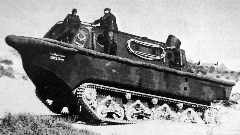 Obojživelný pásový tahač Land Wasser Schlepper v severní Africe v roce 1942.