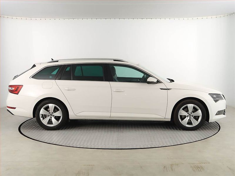 Škoda Superb (2018) 2.0 TDI, Navi, Bi-Xenony - fotka 6 z 17