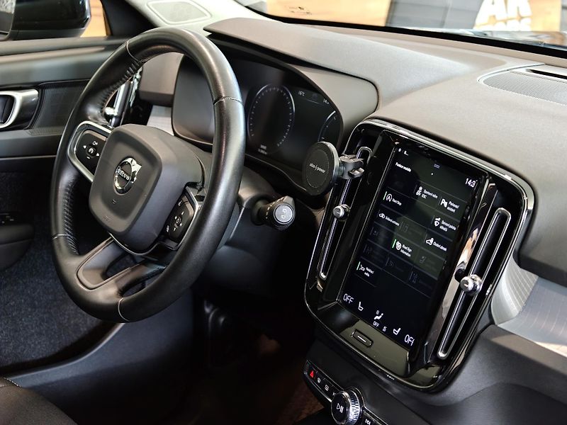 Volvo XC40  D3 AWD Momentum+Winter Pack - fotka 16 z 23
