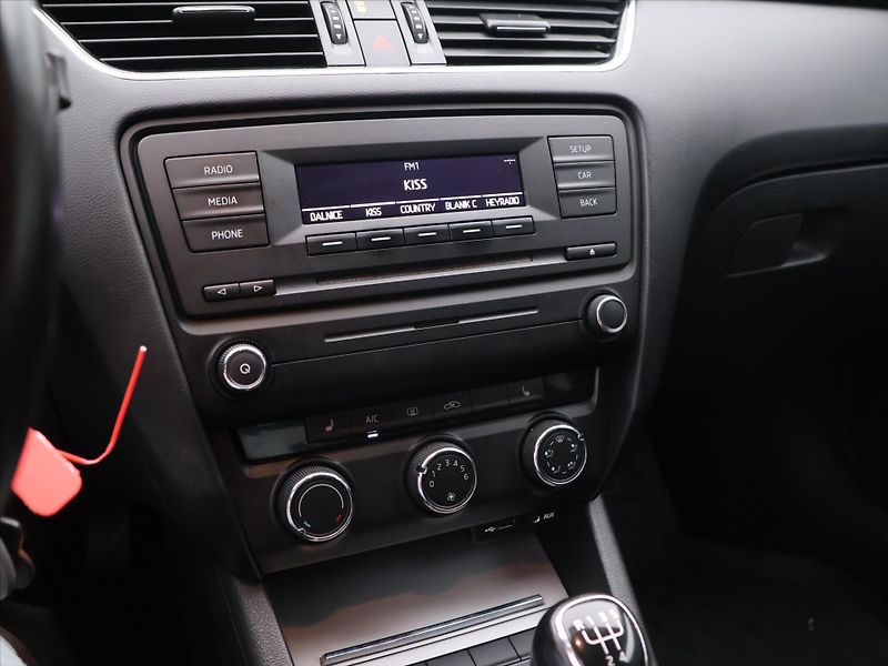 Škoda Octavia 1,6 TDI Ambition Klima CZ - fotka 19 z 32