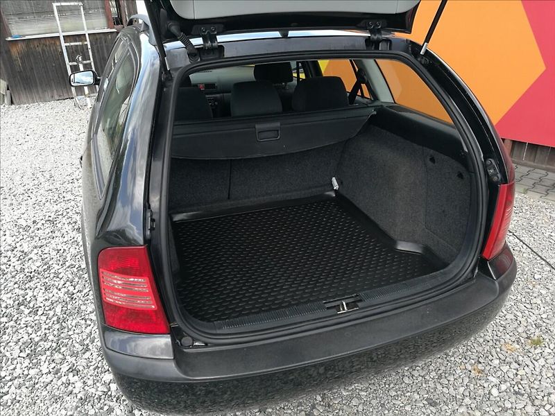 Škoda Octavia 1,6 i Tour kombi klima - fotka 12 z 14