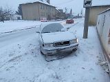 Řidička Škody Octavie bourala v úterý 31. ledna v Sudkově. Po smyku se zastavila až o zeď u domu, do níž udělalo auto velkou díru.