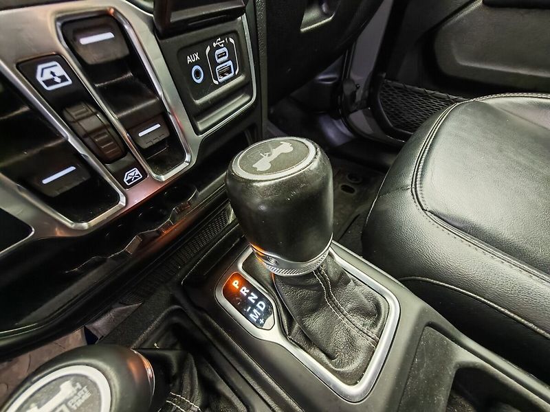 Jeep Wrangler SAHARA 2.0T 4x4 TRAIL RATED - fotka 36 z 40
