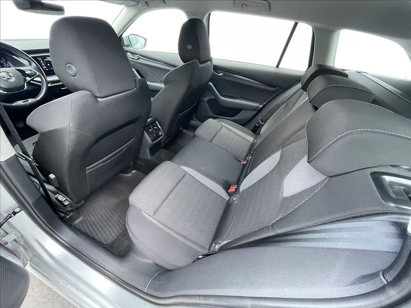 Škoda Octavia 2,0 TDI Combi Ambition Plus - fotka 17 z 23