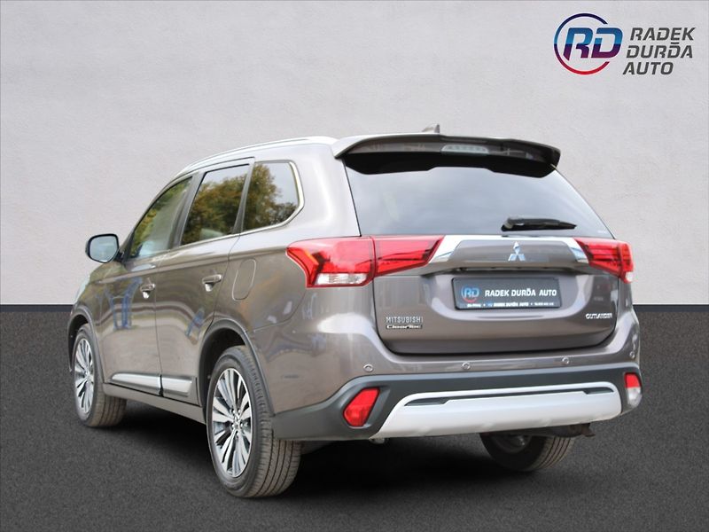 Mitsubishi Outlander 2,0 i  A/T,4x4,7.MÍST,INSTYLE+ - fotka 7 z 38