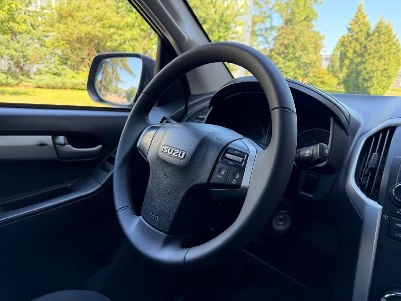 Isuzu D-Max 2,5 TD TwinTurbo  4WD automat - fotka 15 z 19