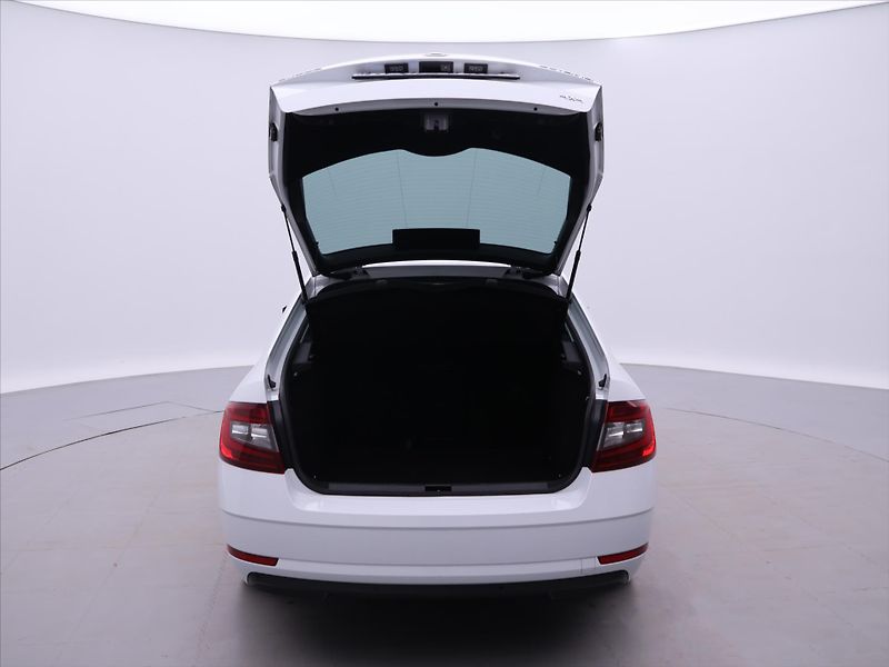 Škoda Octavia 2,0 TDI 110kW DSG Style-Sport - fotka 9 z 34