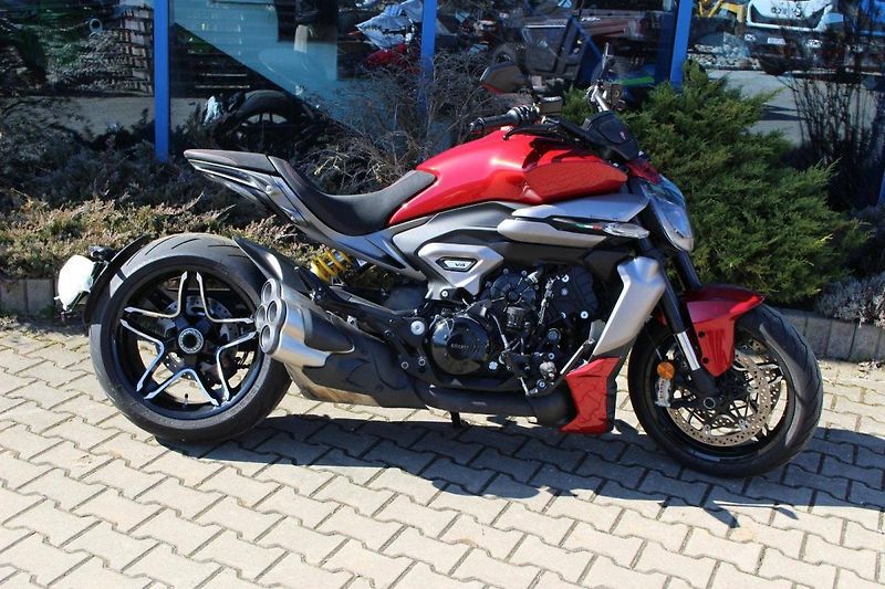 Ducati XDiavel (2025) V4  Burning Red 2025 SKLADEM n - fotka 4 z 13