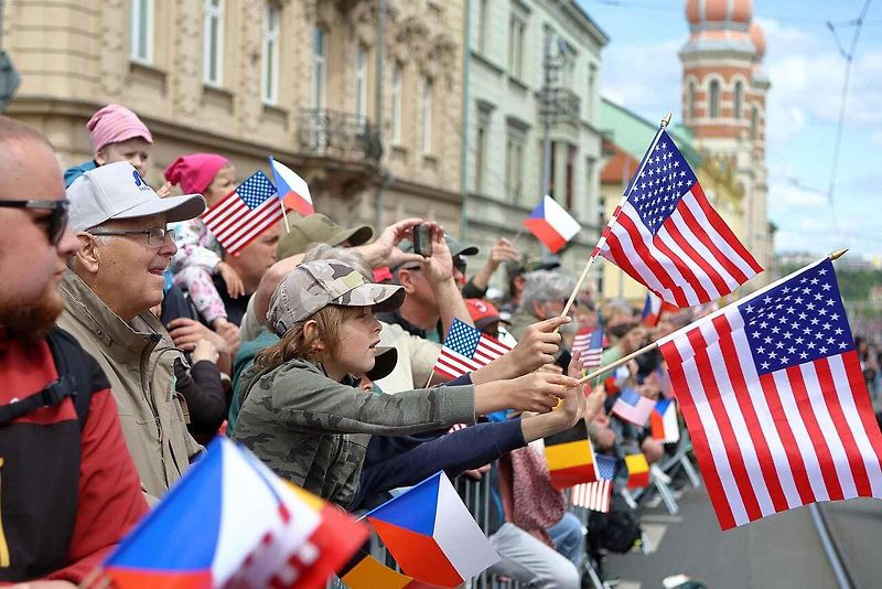 Plzní projel Konvoj svobody. Stovky kusů historické vojenské techniky v neděli projely z Bor do centra města. Ulice lemovaly tisíce diváků.