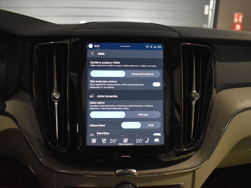Volvo XC60 2,0 B4 AWD Plus dark Bezklíč - fotka 19 z 23