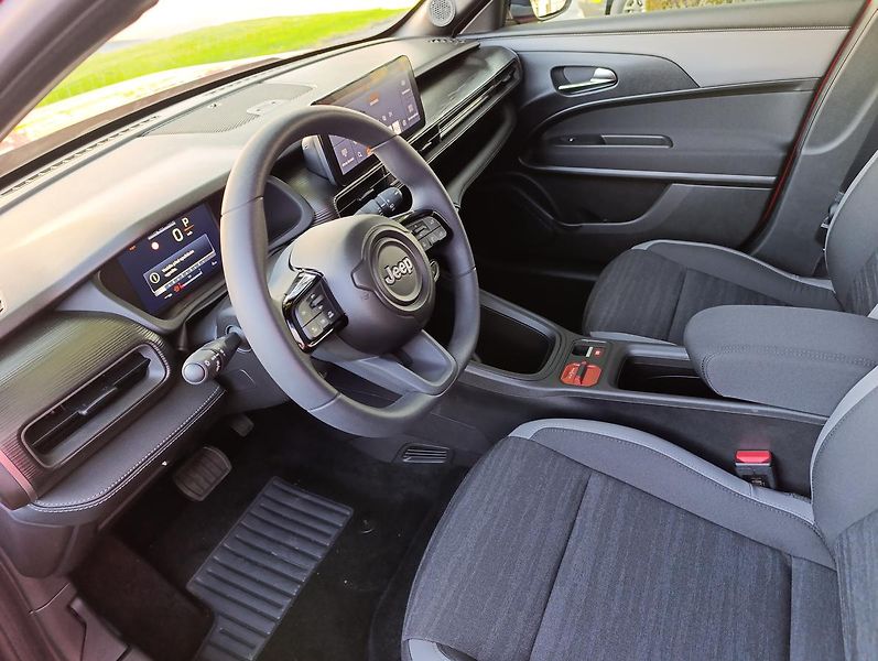 Jeep Avenger (2026) Longitude 1.2 Turbo e-Hybrid - fotka 12 z 24