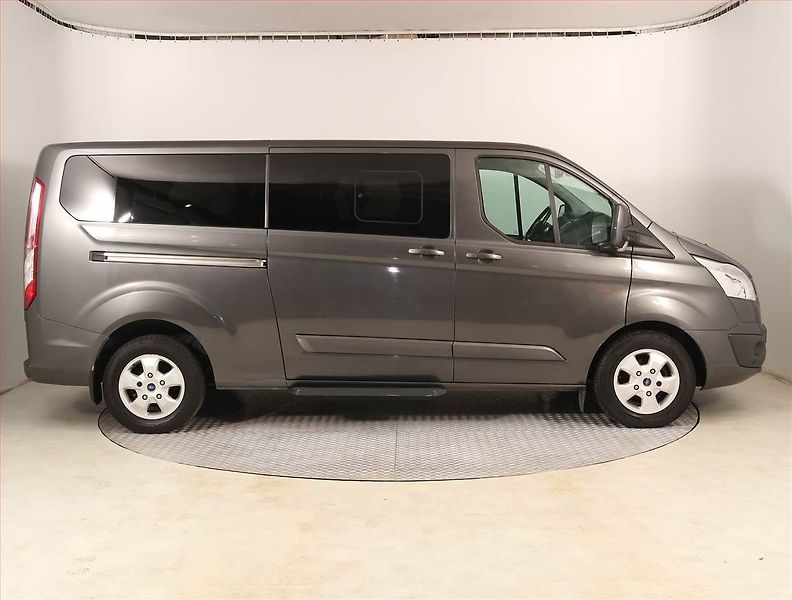 Ford Tourneo Custom (2017) Titanium 2.0 EcoBlue, 1Maj - fotka 6 z 25
