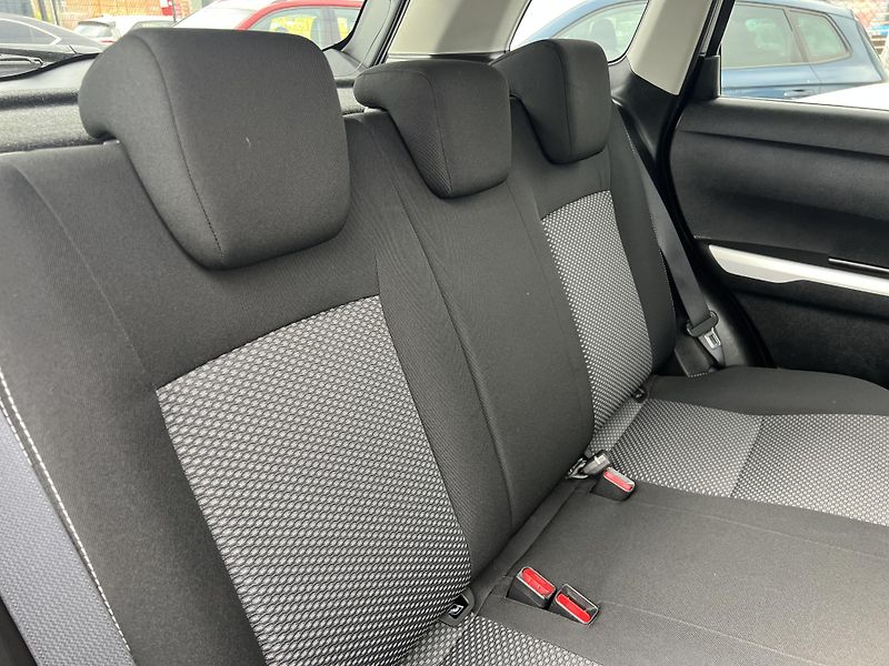 Suzuki Vitara 1.6DDiS 4x4 KLIMA KAMERA ALU - fotka 28 z 42