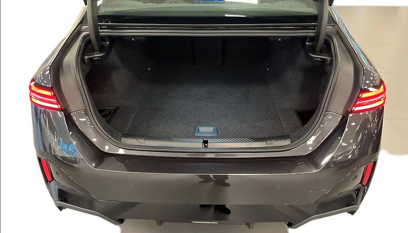 BMW i5 xDrive40 M-Sport Kam Ambient - fotka 10 z 18