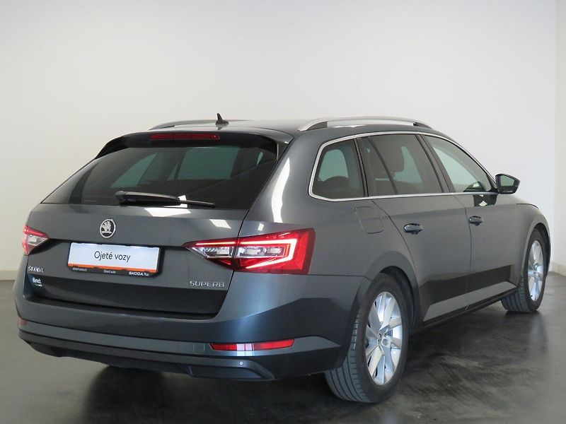 Škoda Superb - fotka 2 z 25