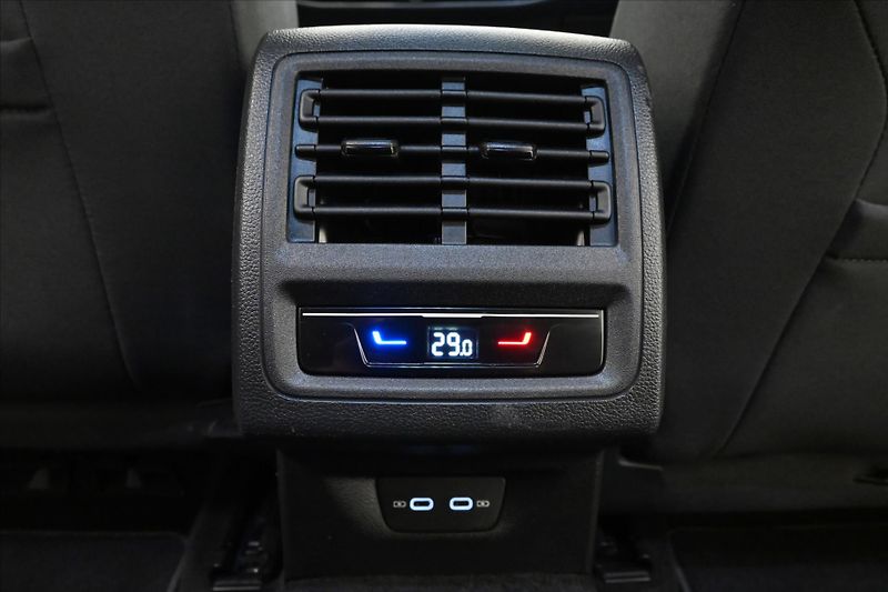 Volkswagen Golf 2,0 TDI 110kW DSG Life Záruka - fotka 21 z 31