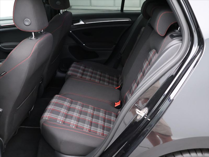 Volkswagen Golf 2,0 TSI GTI 180kW Performance - fotka 13 z 28