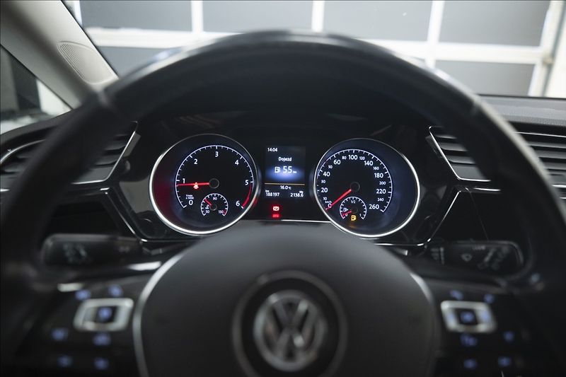 Volkswagen Touran 2,0 TDI MASÁŽ KAMERA VÝHŘEV ČR - fotka 29 z 39