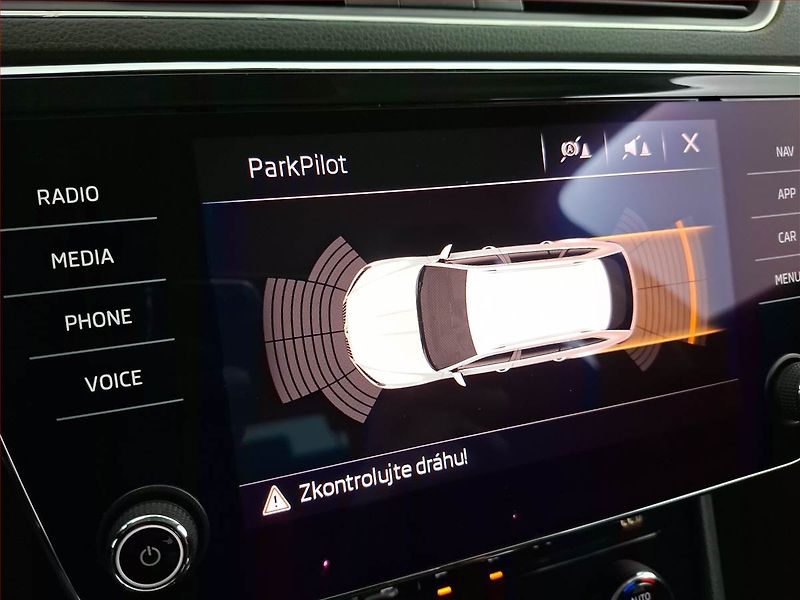 Škoda Superb (2018) 2.0 TDI, Automat, Navi, Xenony - fotka 16 z 21